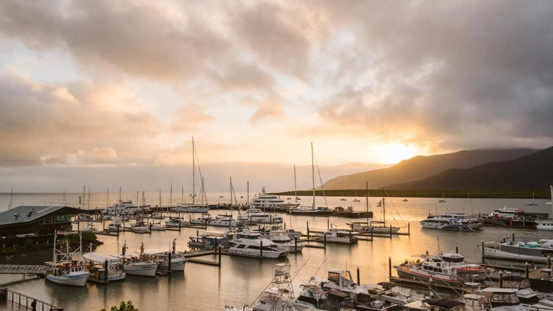 Shangri-La The Marina, Cairns Hotel